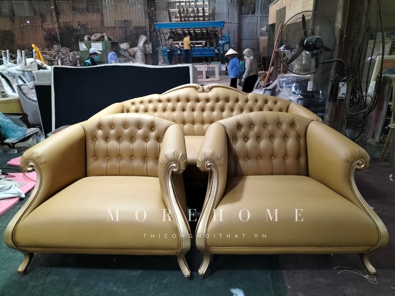 Ghế sofa đơn gỗ tự nhiên Tần Bì sơn nhũ vàng có đệm mút Latex nhập Nhật và bọc giả Da cao cấp.