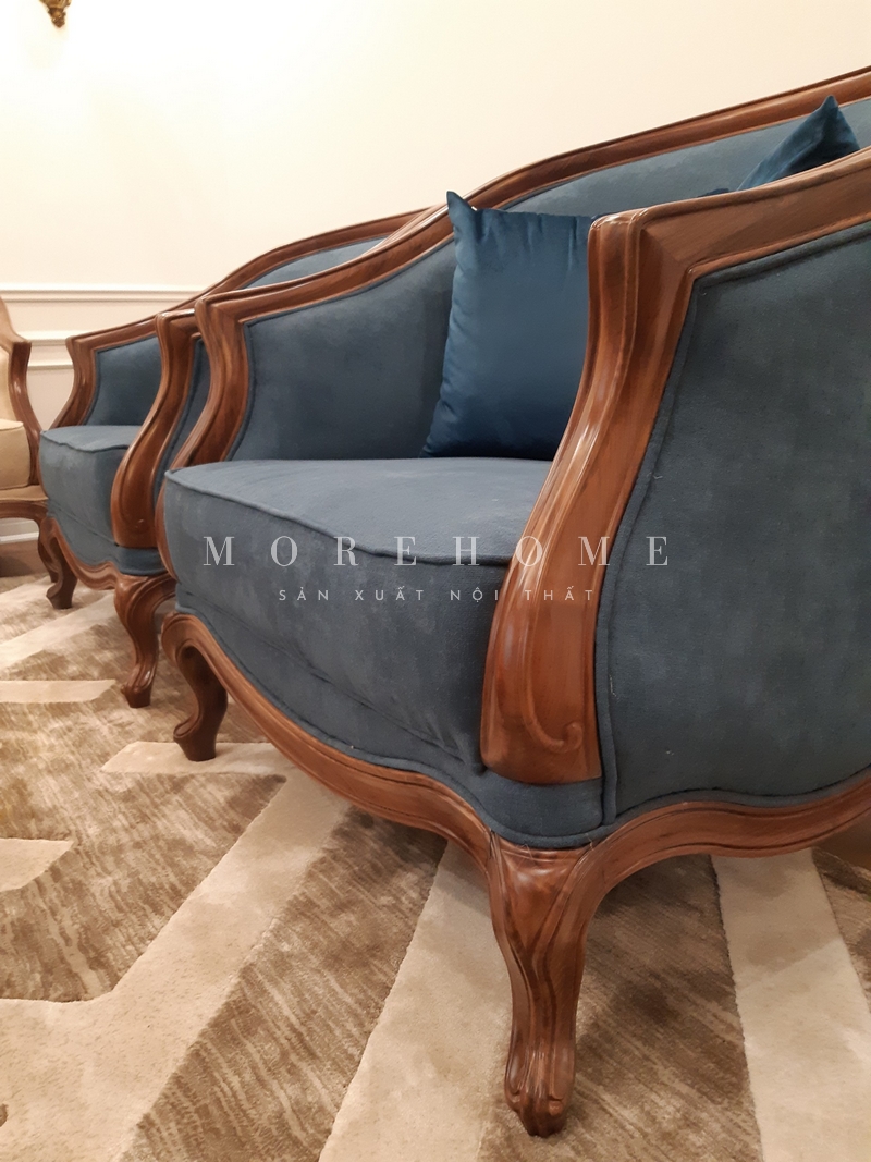 Sofa đơn khung gỗ óc chó bọc nỉ màu xanh coban tân cổ điển được thi công với từng chi tiết được chạm khắc tỉ mỉ, sắc nét cùng giá trị sử dụng và thẩm mỹ cao.